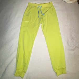 Women’s Figs Zamora Joggers Scrubs in Citrine Size M